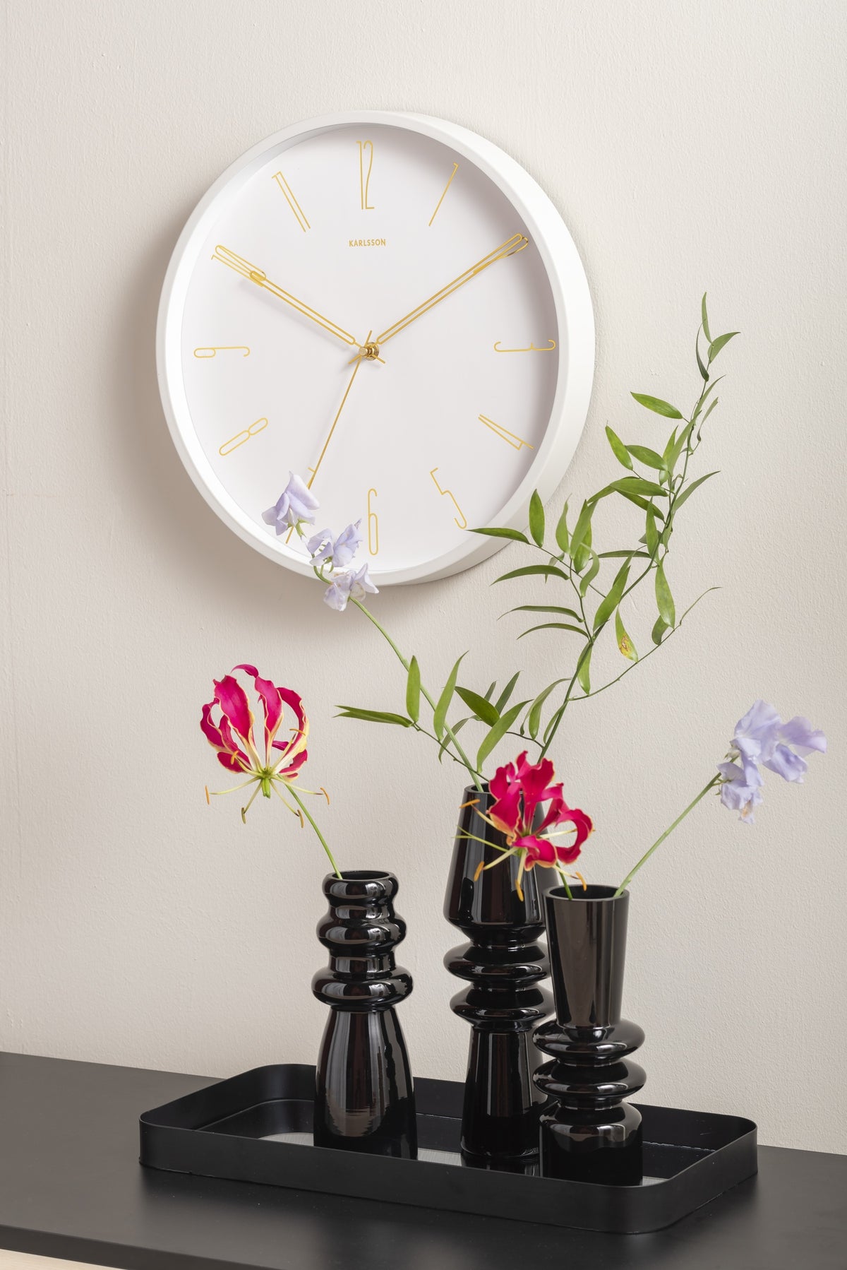 Karlsson wandklok Belle Numbers, ijzer wit, sfeerfoto in interieur