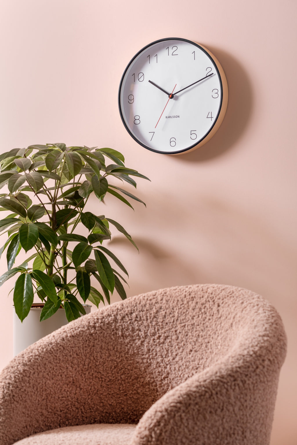 Karlsson wandklok Joy, hout zwart, sfeerfoto in interieur