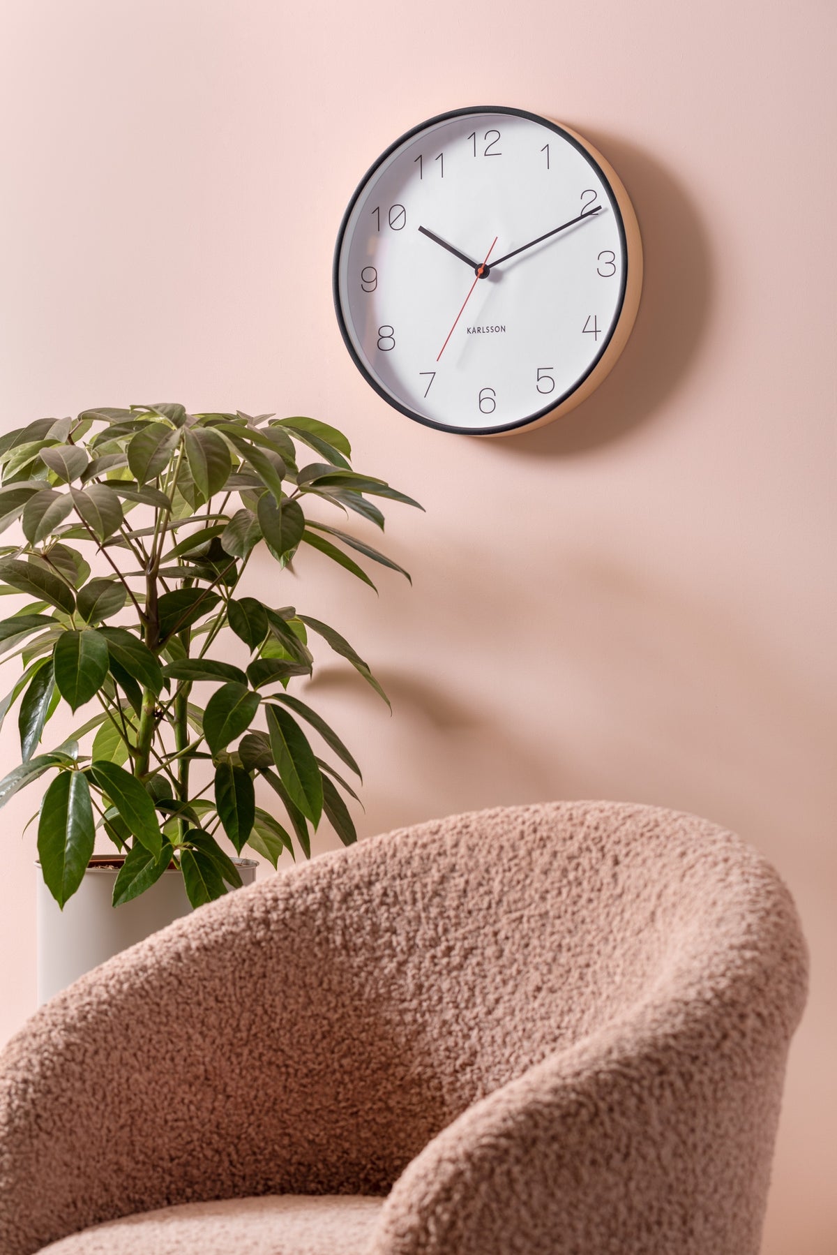 Karlsson wandklok Joy, hout zwart, sfeerfoto in interieur