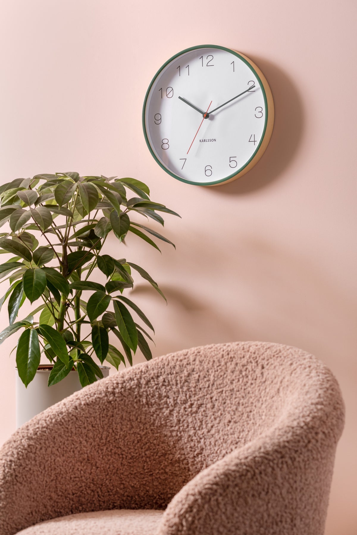 Karlsson wandklok Joy, hout groen, sfeerfoto in interieur