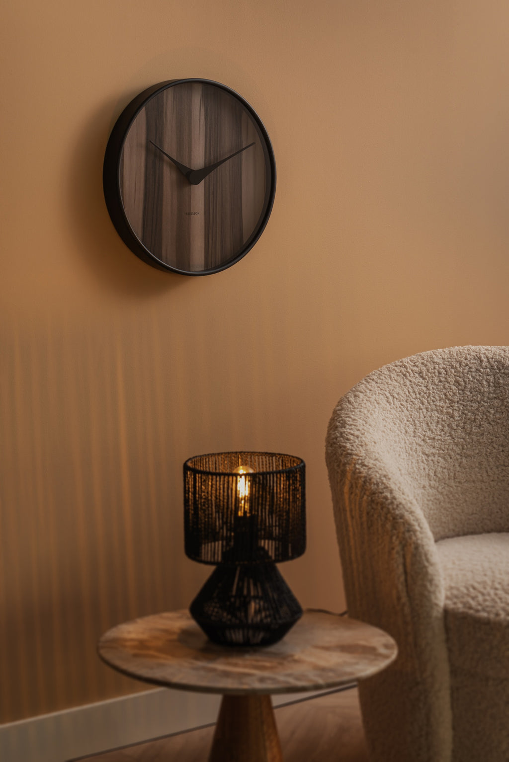 Karlsson wandklok Wood Melange, donker hout, sfeerfoto in interieur