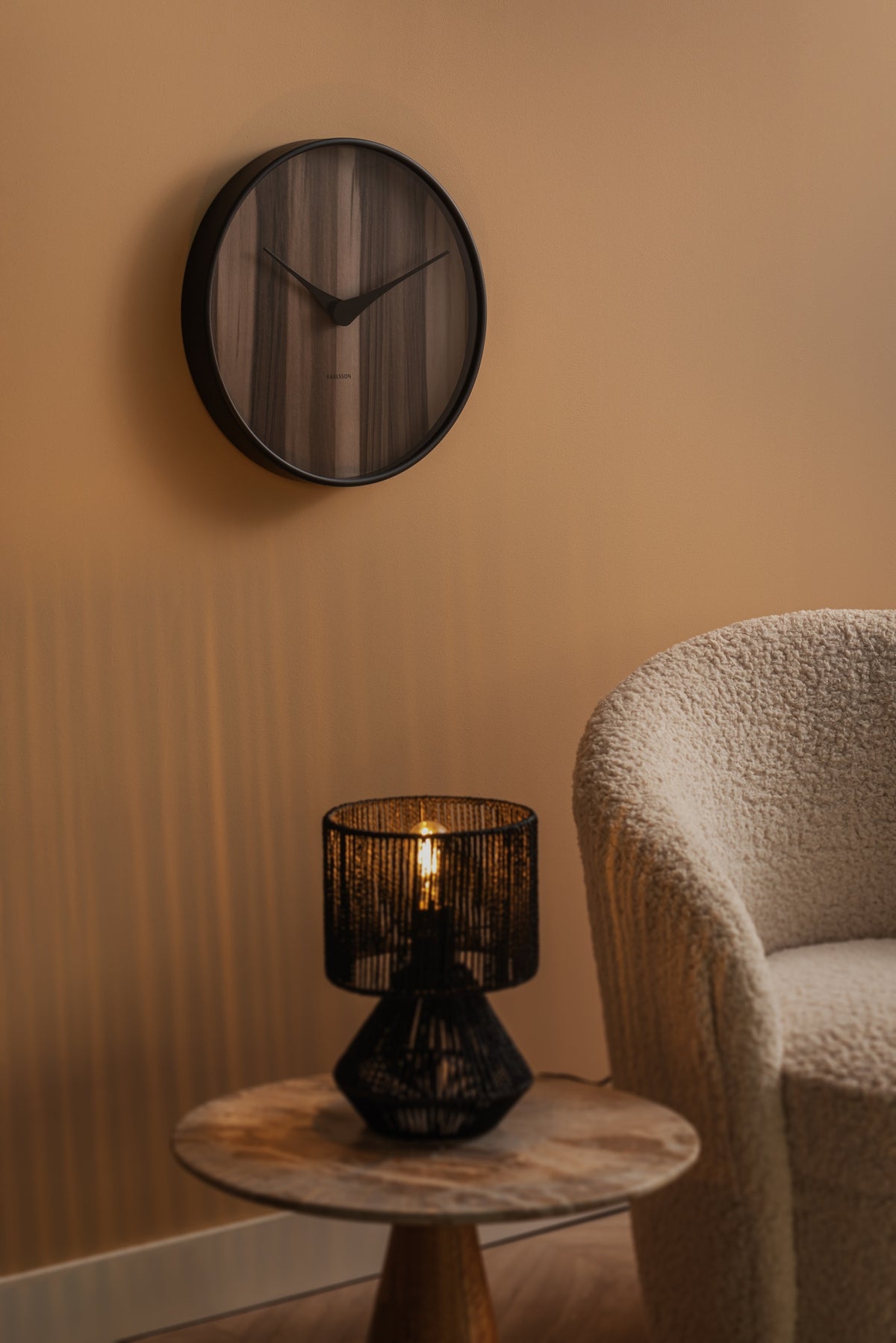 Karlsson wandklok Wood Melange, donker hout, sfeerfoto in interieur