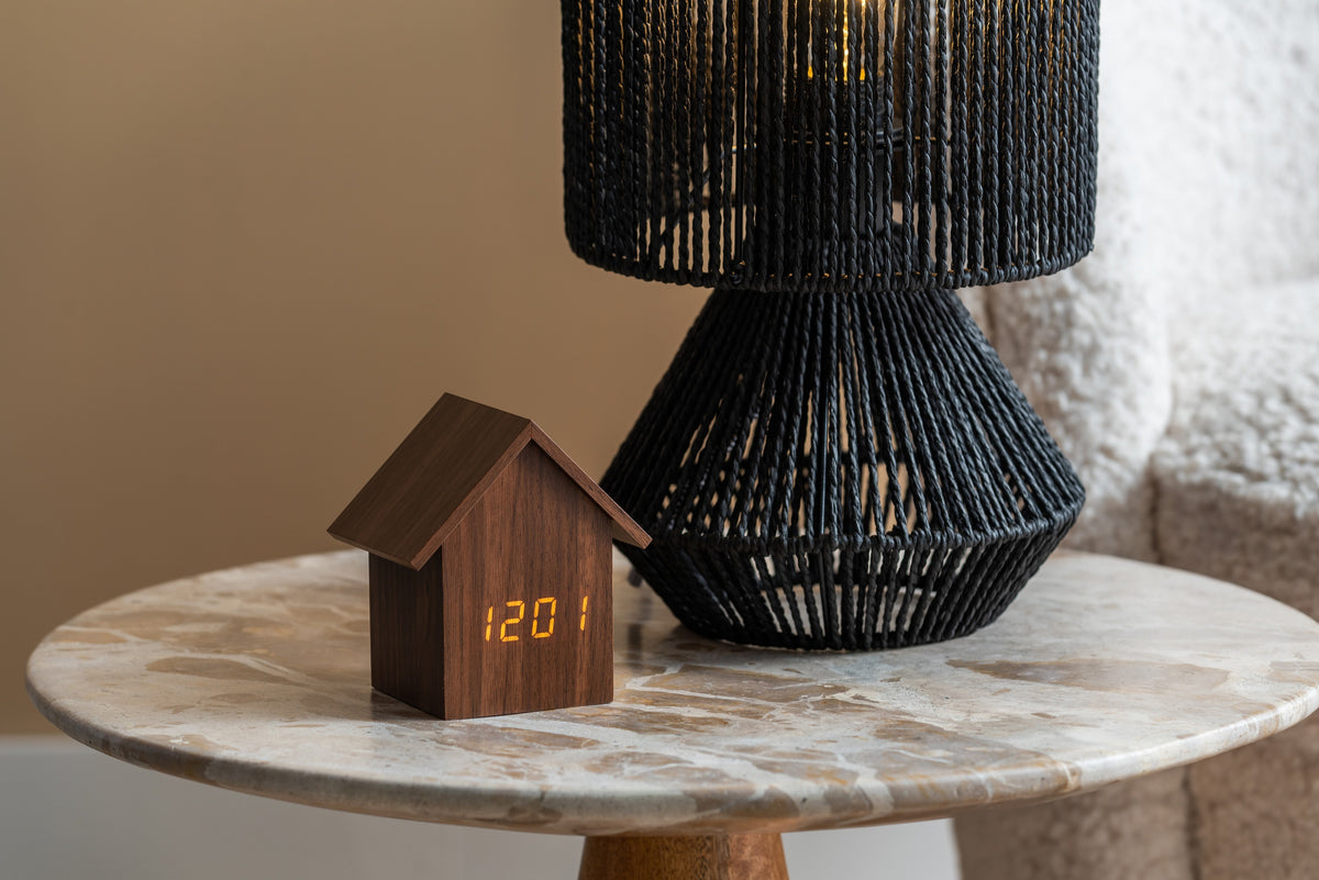 Karlsson wekker House Led, donker hout fineer, sfeerfoto in interieur
