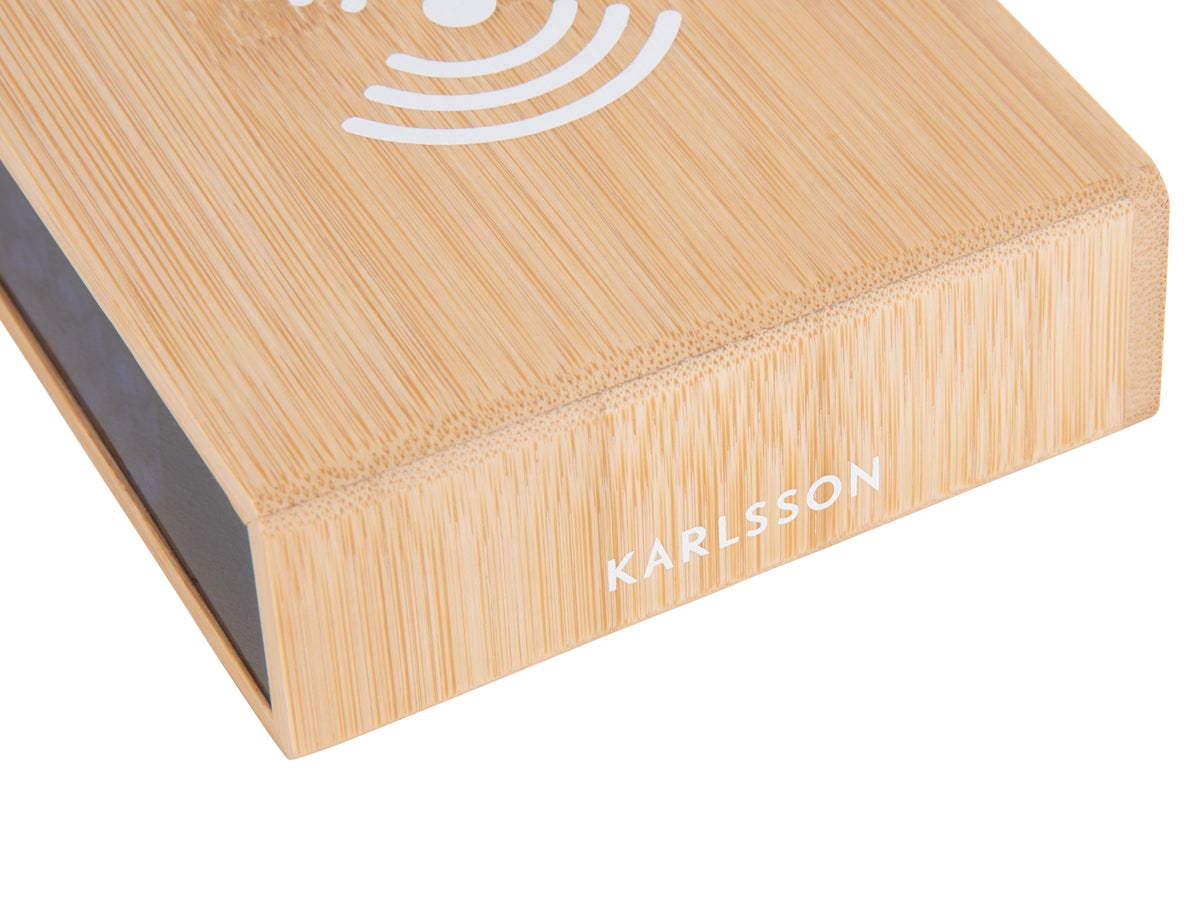 Karlsson wekker Flat, bamboe, witte led, draadloze oplader, detail