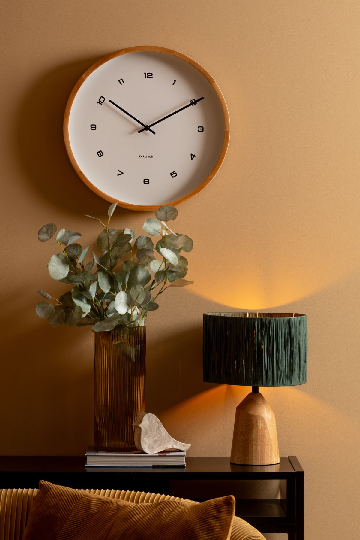 Karlsson wandklok Modesta, licht hout wit, sfeerfoto in interieur