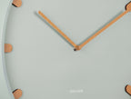 Karlsson wandklok Grace, groen, detail: houten wijzers en houten streepjes op groene wijzerplaat, Karlsson-logo