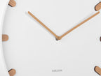 Karlsson wandklok Grace, wit, detail: houten wijzers en houten streepjes op witte wijzerplaat, Karlsson-logo