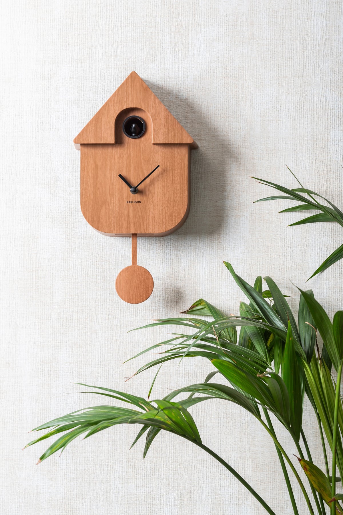 Karlsson koekoeksklok Modern Cuckoo, donker hout print, sfeerfoto in interieur