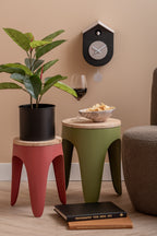Karlsson koekoeksklok Grato Cuckoo, zwart en warmgrijs, sfeerfoto: boven krukjes met plant, wijnglas en fauteuil