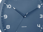 Karlsson wandklok Orgullo, klassiek blauw, detail: wijzerplaat met witte cijfers, lichtgevende wijzers en Karlsson-logo