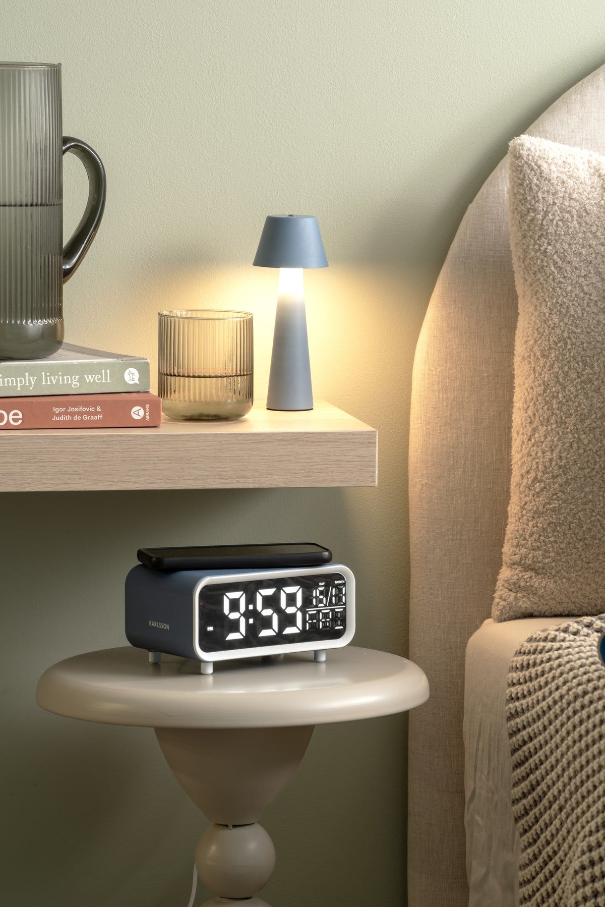 Karlsson wekker Chunky LED, blauw, draadloze oplader, sfeerfoto: op nachtkastje naast bed, telefoon ligt bovenop te laden