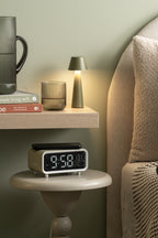 Karlsson wekker Chunky LED, groen, draadloze oplader, sfeerfoto: op nachtkastje naast bed, telefoon ligt bovenop te laden