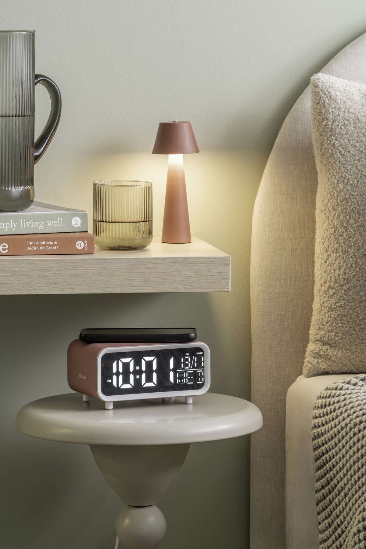 Karlsson wekker Chunky LED, roze, draadloze oplader, sfeerfoto: op nachtkastje naast bed, telefoon ligt bovenop te laden