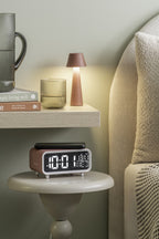 Karlsson wekker Chunky LED, roze, draadloze oplader, sfeerfoto: op nachtkastje naast bed, telefoon ligt bovenop te laden
