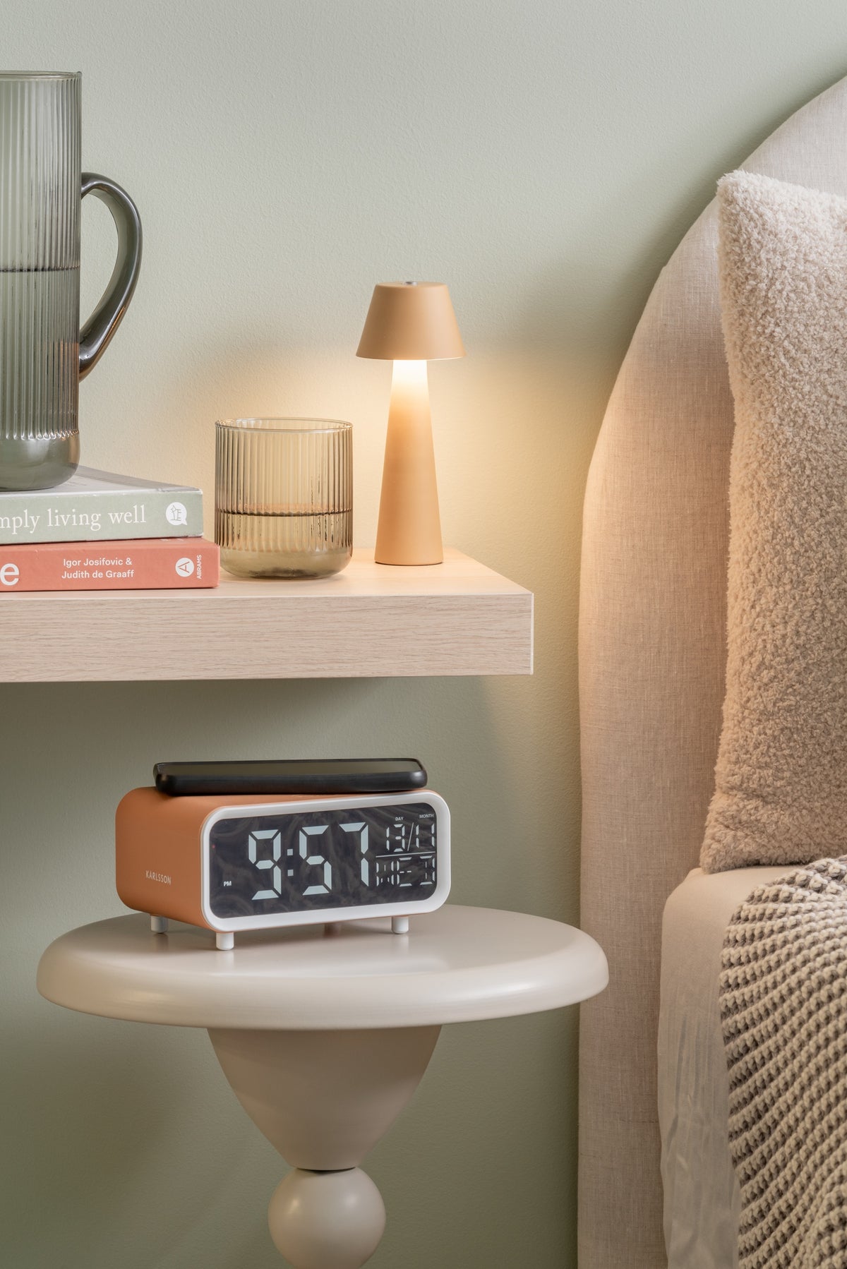 Karlsson wekker Chunky LED, geel, draadloze oplader, sfeerfoto: op nachtkastje naast bed, telefoon ligt bovenop te laden