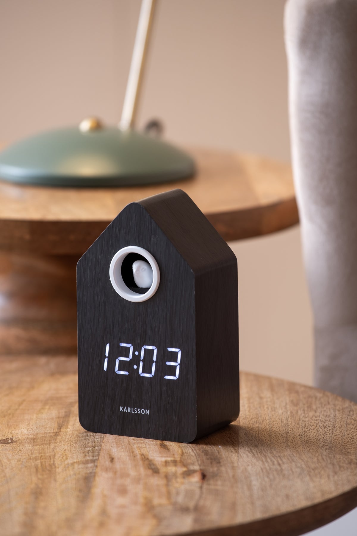 Karlsson wekker Cuckoo LED, zwart hout, sfeerfoto in interieur