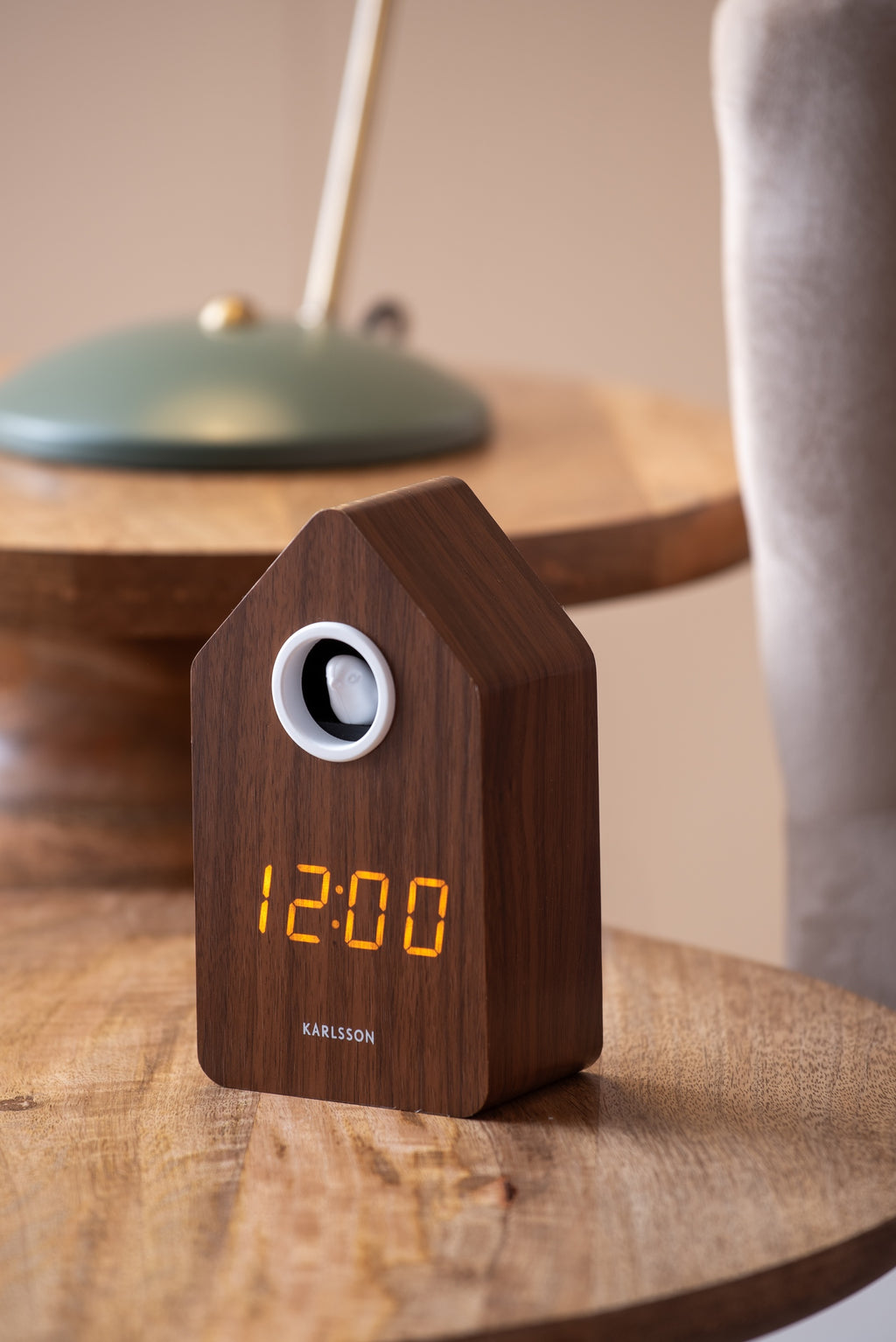 Karlsson wekker Cuckoo LED, donker hout fineer, sfeerfoto in interieur