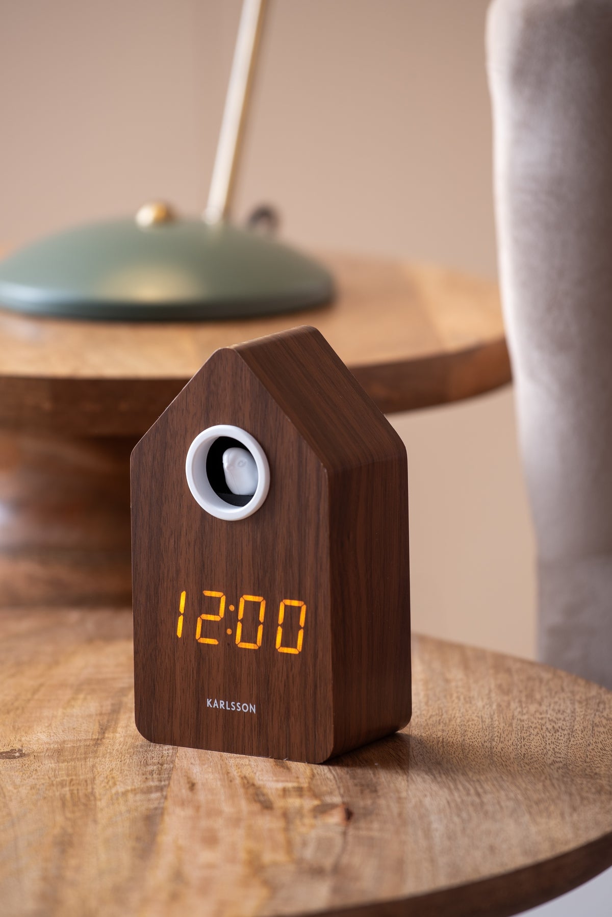 Karlsson wekker Cuckoo LED, donker hout fineer, sfeerfoto in interieur