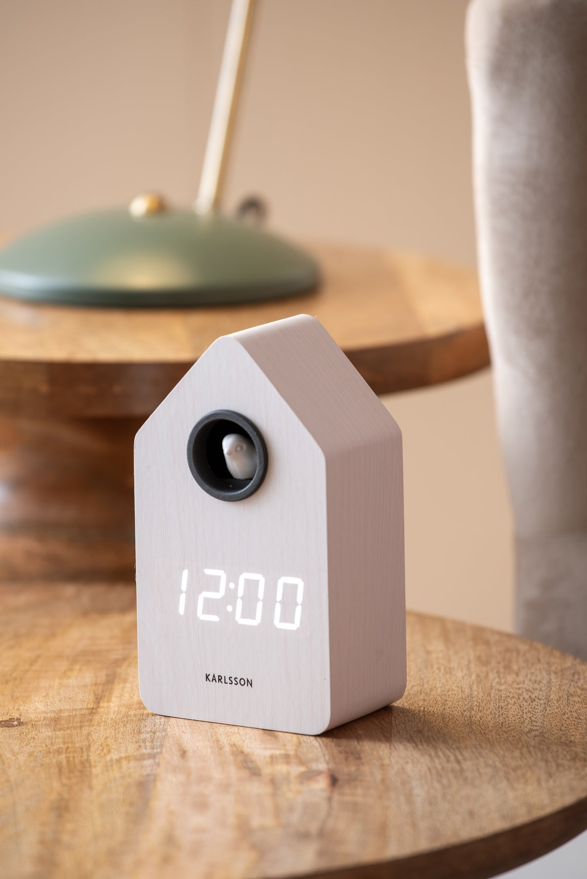 Karlsson wekker Cuckoo LED, wit, sfeerfoto in interieur
