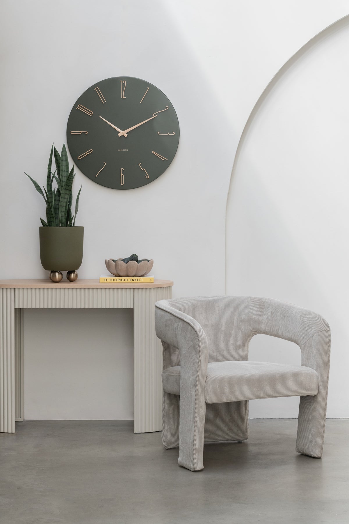 Karlsson wandklok Esmerado Large, groen, sfeerfoto in een interieur