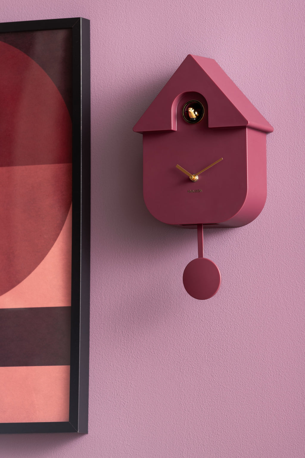 Karlsson koekoeksklok Modern Cuckoo Oro, paars, sfeerfoto: aan lila muur naast ingelijste poster