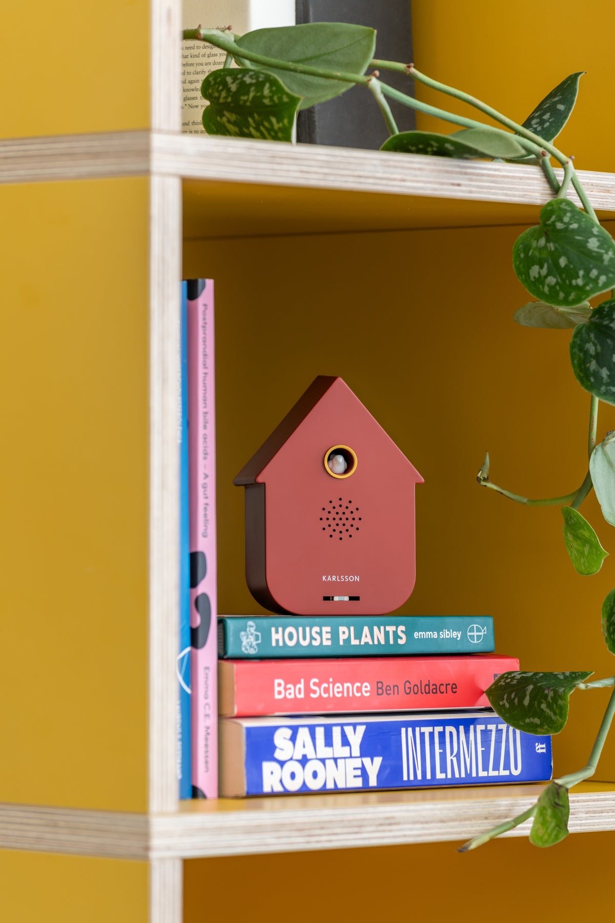 Karlsson Vogelhuisje met geluid Modern Cuckoo, rood, sfeerfoto in interieur