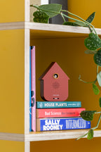 Karlsson Vogelhuisje met geluid Modern Cuckoo, rood, sfeerfoto in interieur