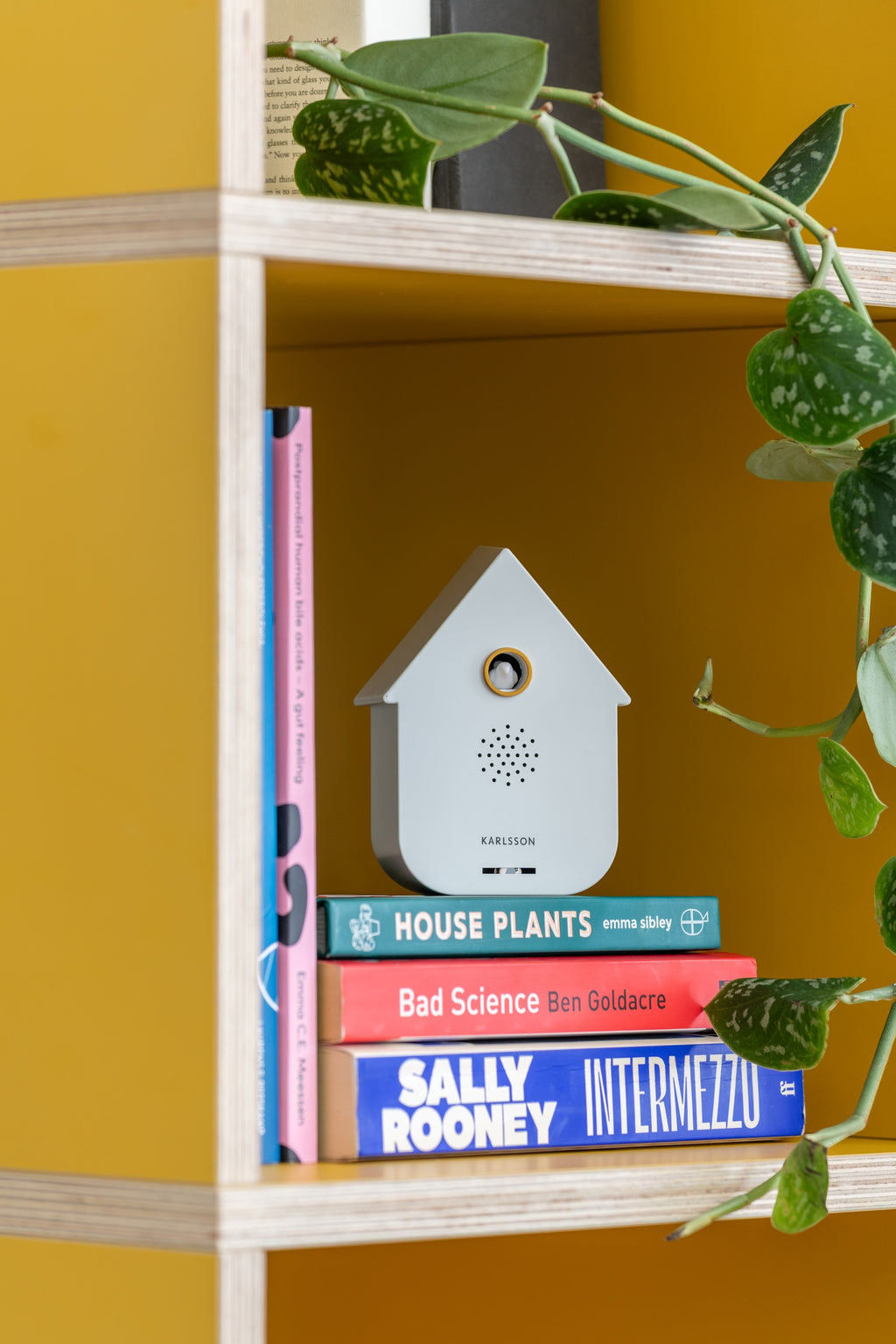 Karlsson Vogelhuisje met geluid Modern Cuckoo, wit, sfeerfoto in interieur