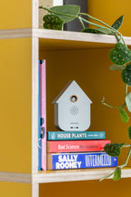 Karlsson Vogelhuisje met geluid Modern Cuckoo, wit, sfeerfoto in interieur