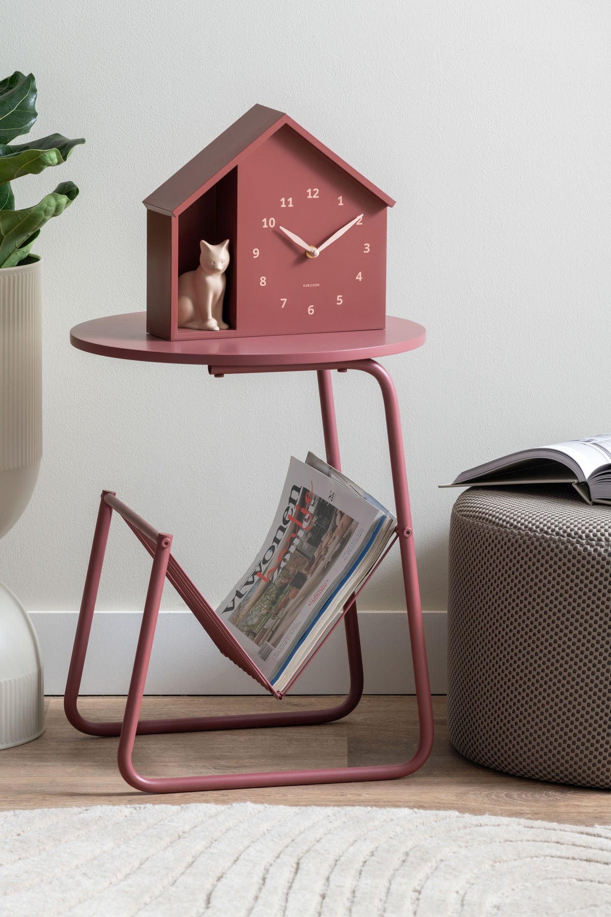 Karlsson wandklok Sitting Cat, rood, sfeerfoto in interieur