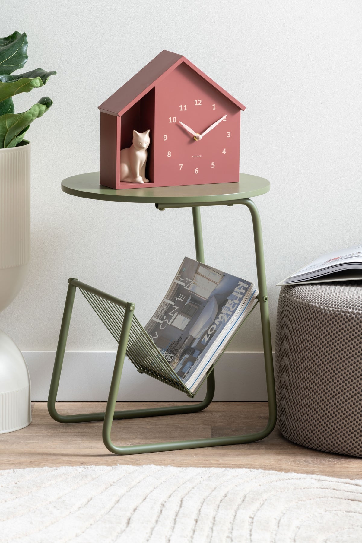 Karlsson wandklok Sitting Cat, rood, sfeerfoto in interieur