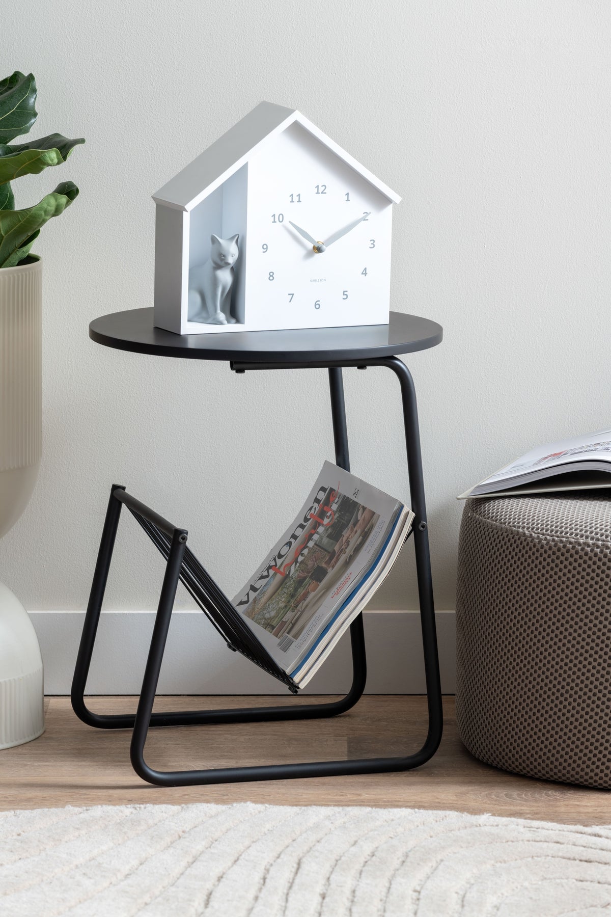 Karlsson wandklok Sitting Cat, wit, sfeerfoto in interieur
