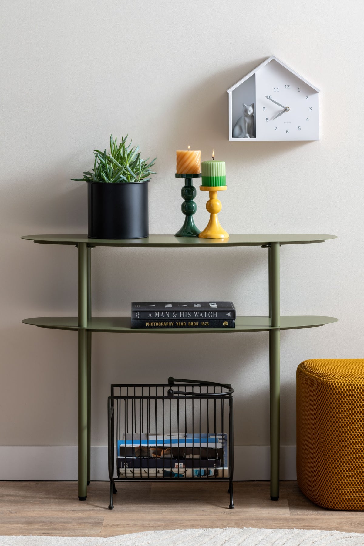 Karlsson wandklok Sitting Cat, wit, sfeerfoto in interieur