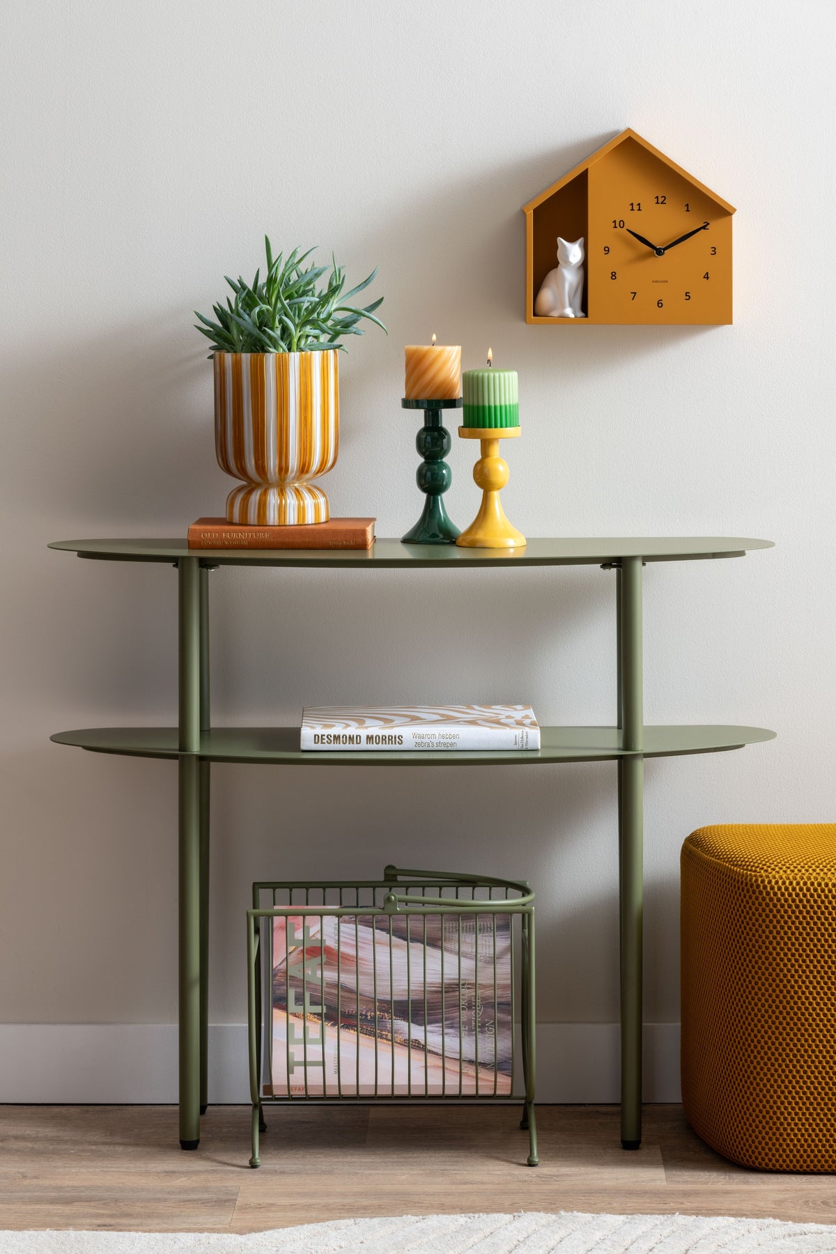 Karlsson wandklok Sitting Cat, geel, sfeerfoto in interieur