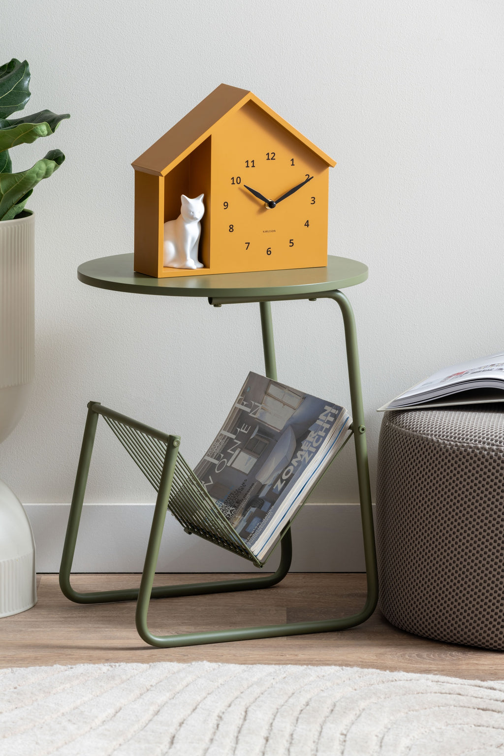Karlsson wandklok Sitting Cat, geel, sfeerfoto in interieur