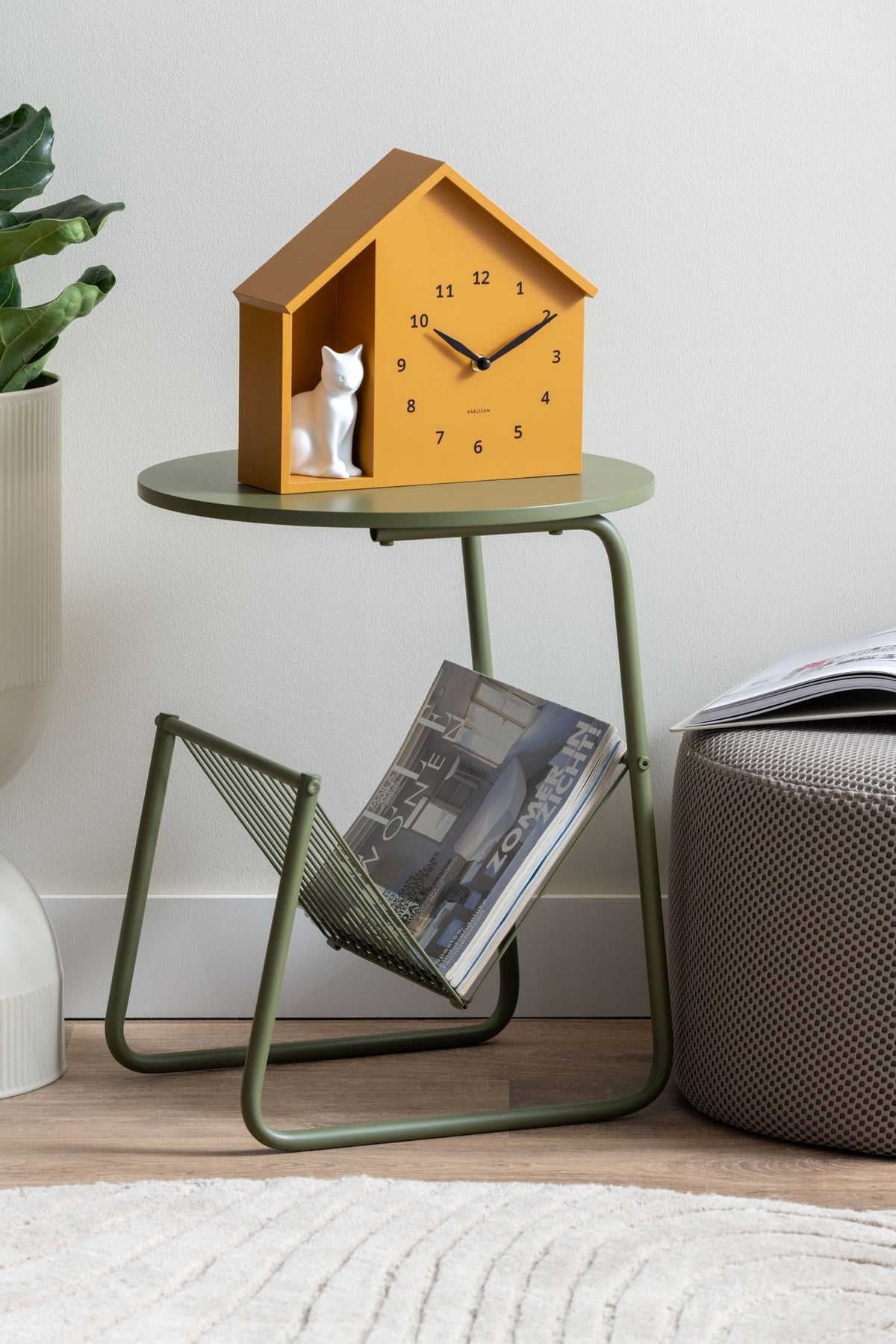 Karlsson wandklok Sitting Cat, geel, sfeerfoto in interieur