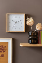 Karlsson wandklok Neat Cuadrado, wit, sfeerfoto in interieur
