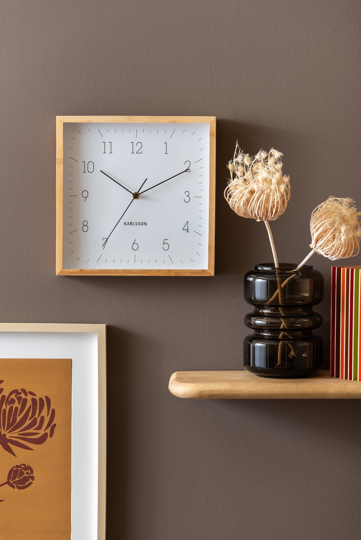 Karlsson wandklok Neat Cuadrado, wit, sfeerfoto in interieur