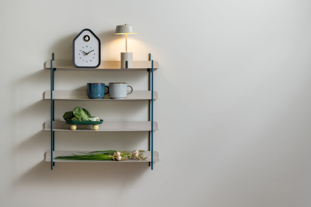 Karlsson koekoeksklok Reina Cuckoo, zwart, sfeerfoto in interieur