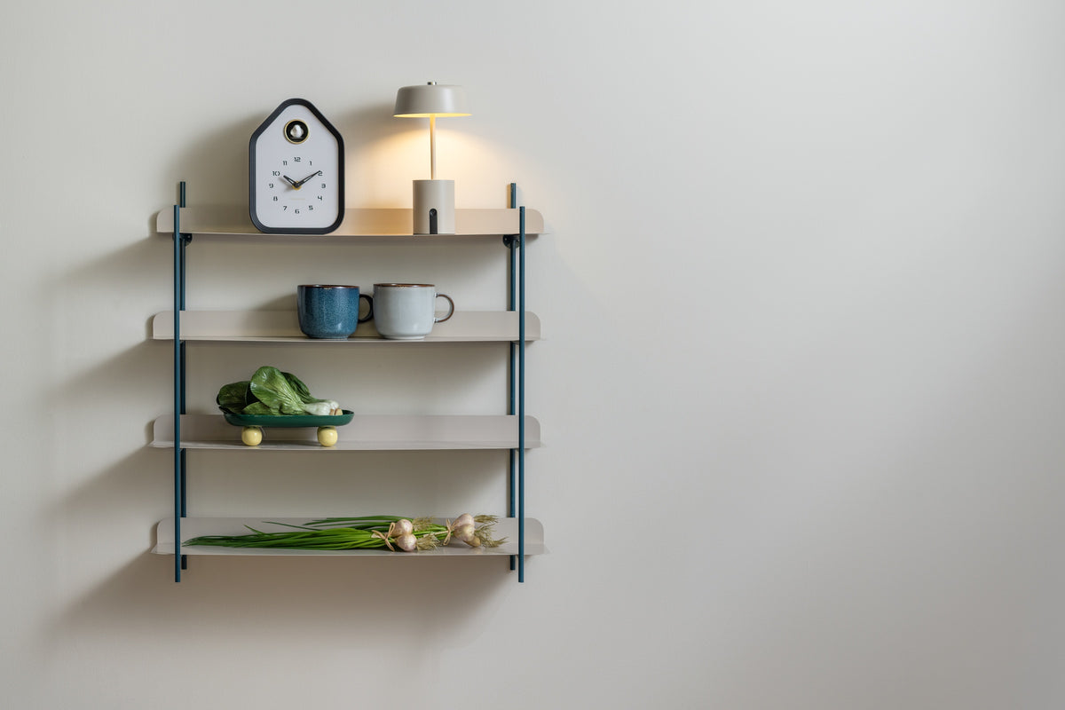 Karlsson koekoeksklok Reina Cuckoo, zwart, sfeerfoto in interieur