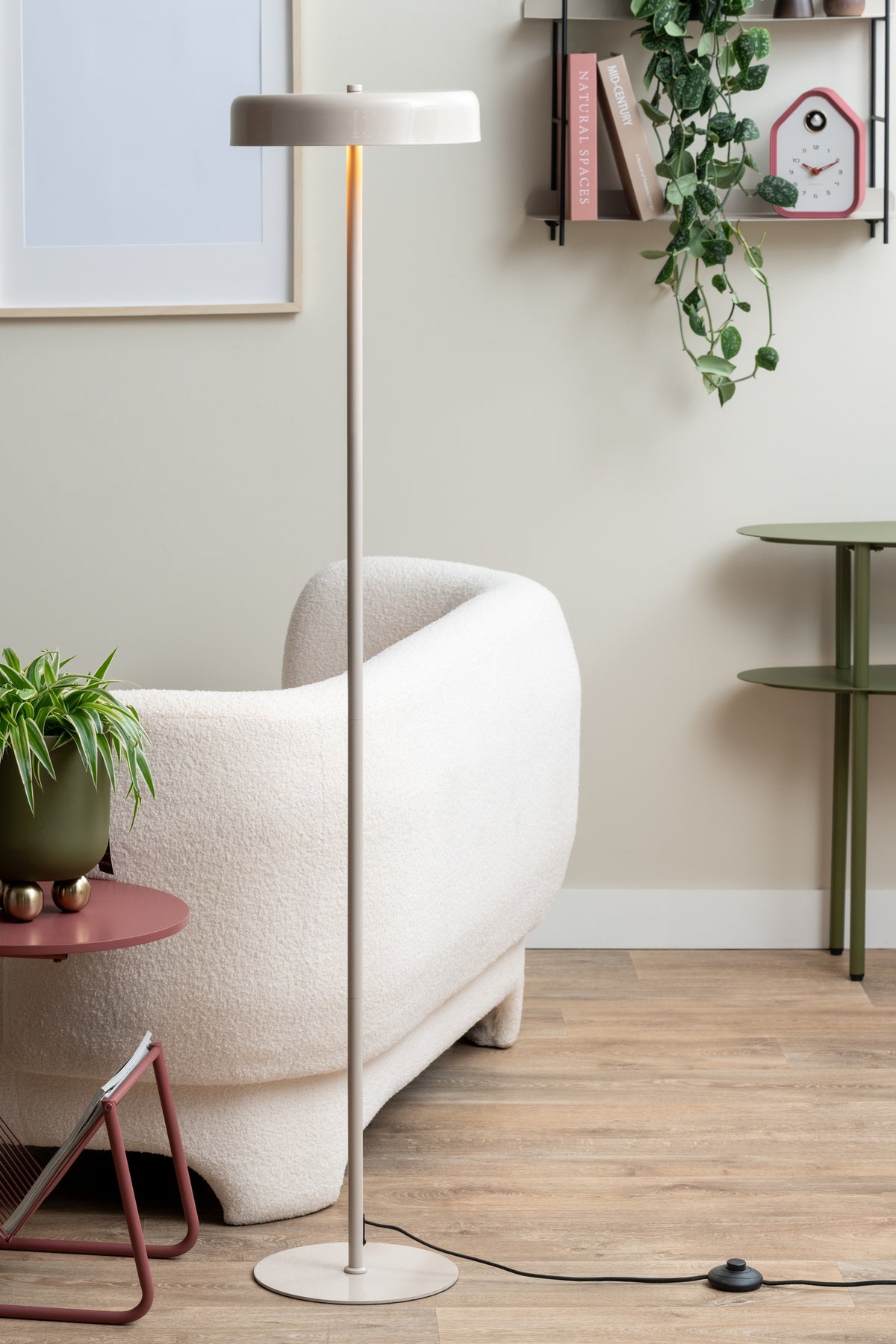 Karlsson koekoeksklok Reina Cuckoo, bordeauxrood, sfeerfoto in interieur