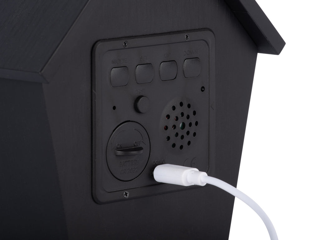 Karlsson wekker Riqueza LED, zwart, detail: achterpaneel met knoppen en ingeplugde witte USB-C-kabel