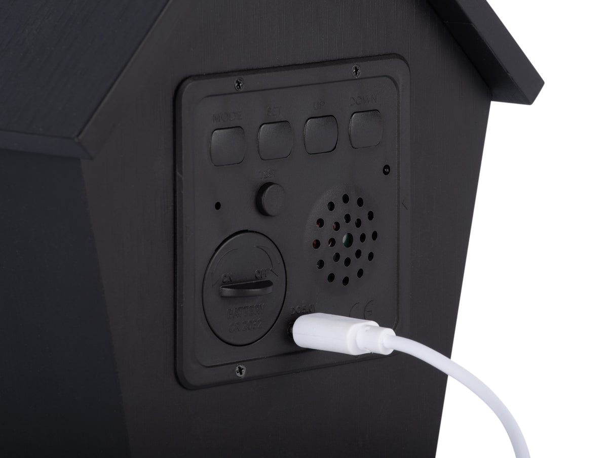 Karlsson wekker Riqueza LED, zwart, detail: achterpaneel met knoppen en ingeplugde witte USB-C-kabel