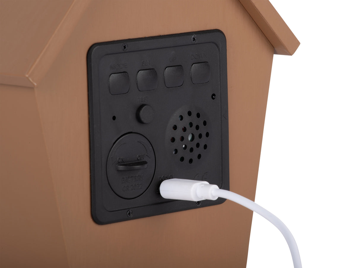 Karlsson wekker Riqueza LED, mokkabruin, detail: achterkant met knoppen en aangesloten witte USB-C-kabel