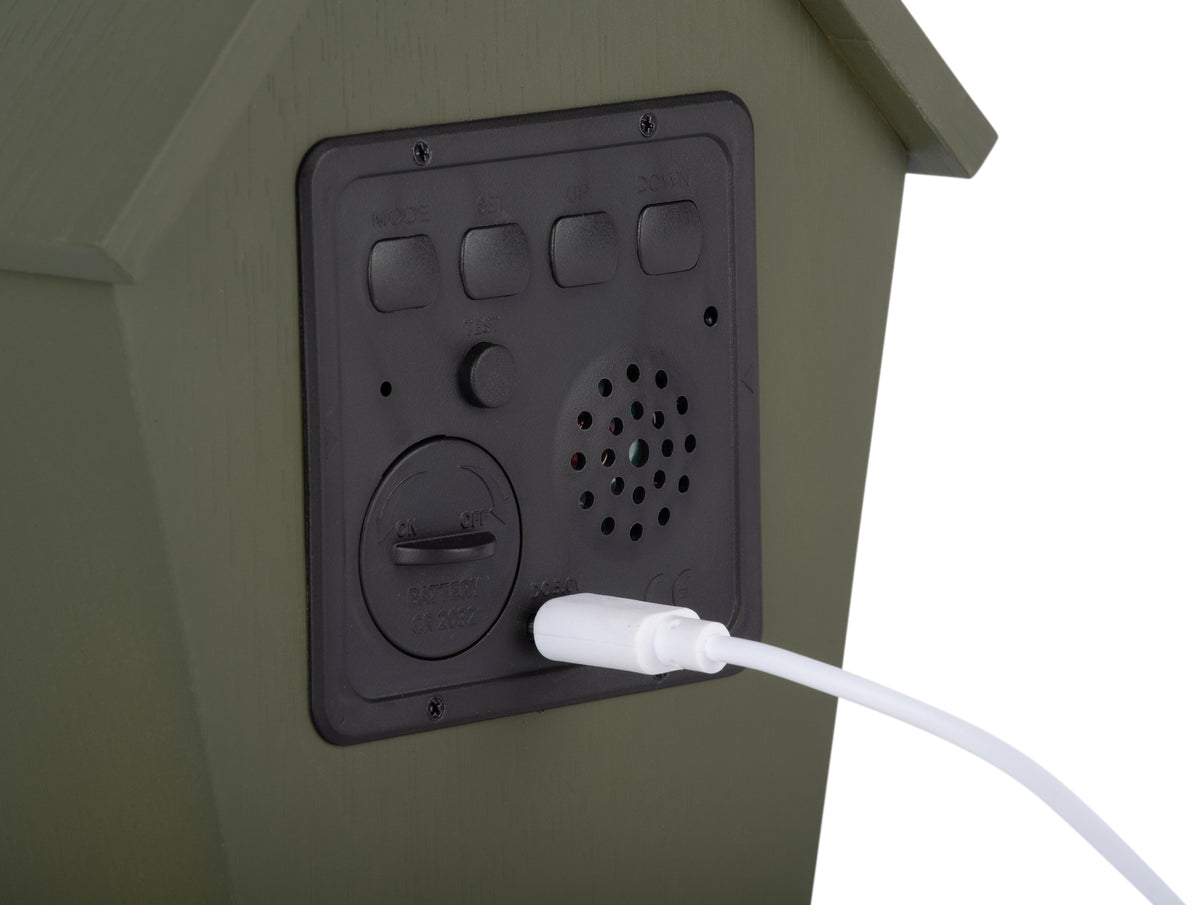 Karlsson wekker Riqueza LED, luxe groen, detail: achterpaneel met knoppen en ingeplugde witte USB-C-kabel