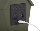 Karlsson wekker Riqueza LED, luxe groen, detail: achterpaneel met knoppen en ingeplugde witte USB-C-kabel