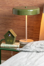 Karlsson wekker Riqueza LED, luxe groen, sfeerfoto in interieur