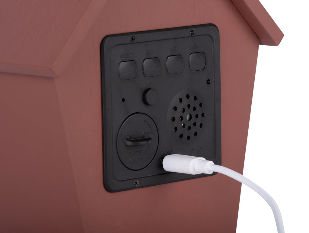 Karlsson wekker Riqueza LED, bordeauxrood, detail: achterpaneel met knoppen en ingeplugde witte USB-C-kabel