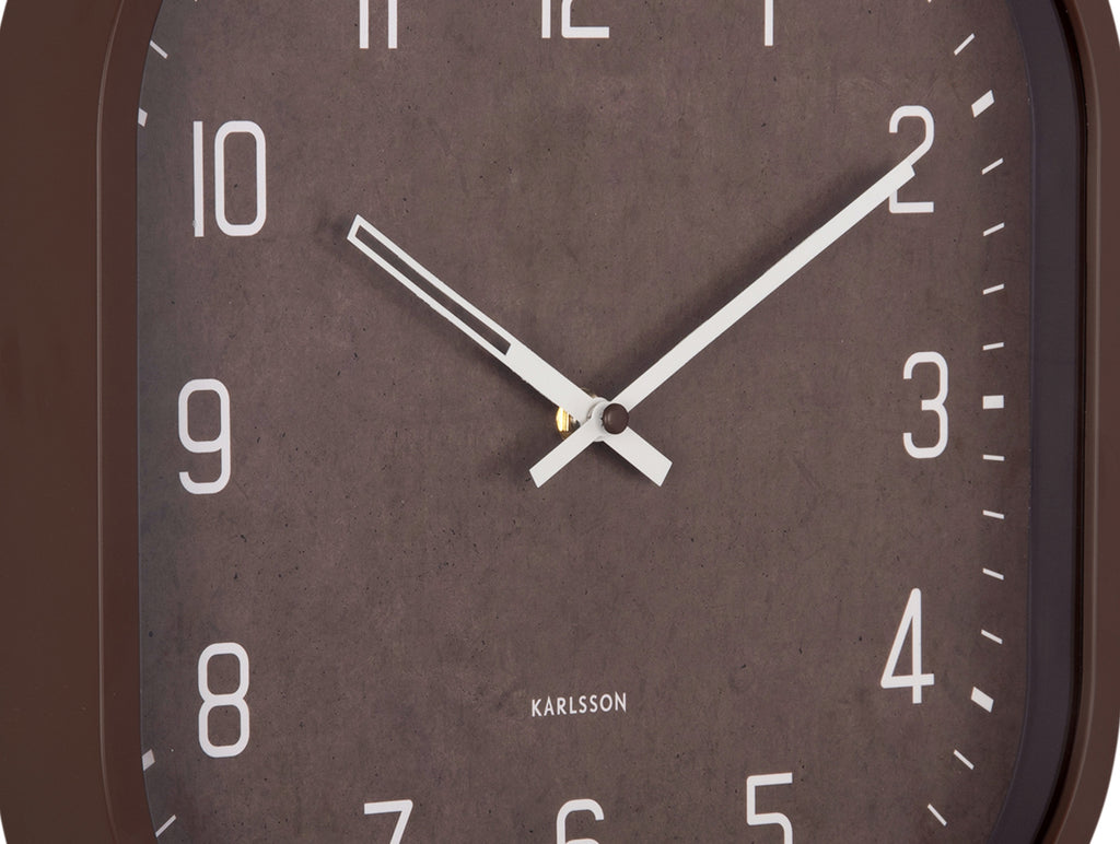 Karlsson wandklok Elemental Cuadrado, chocoladebruin, detail: gemeleerde wijzerplaat, witte wijzers, gouden middenpunt