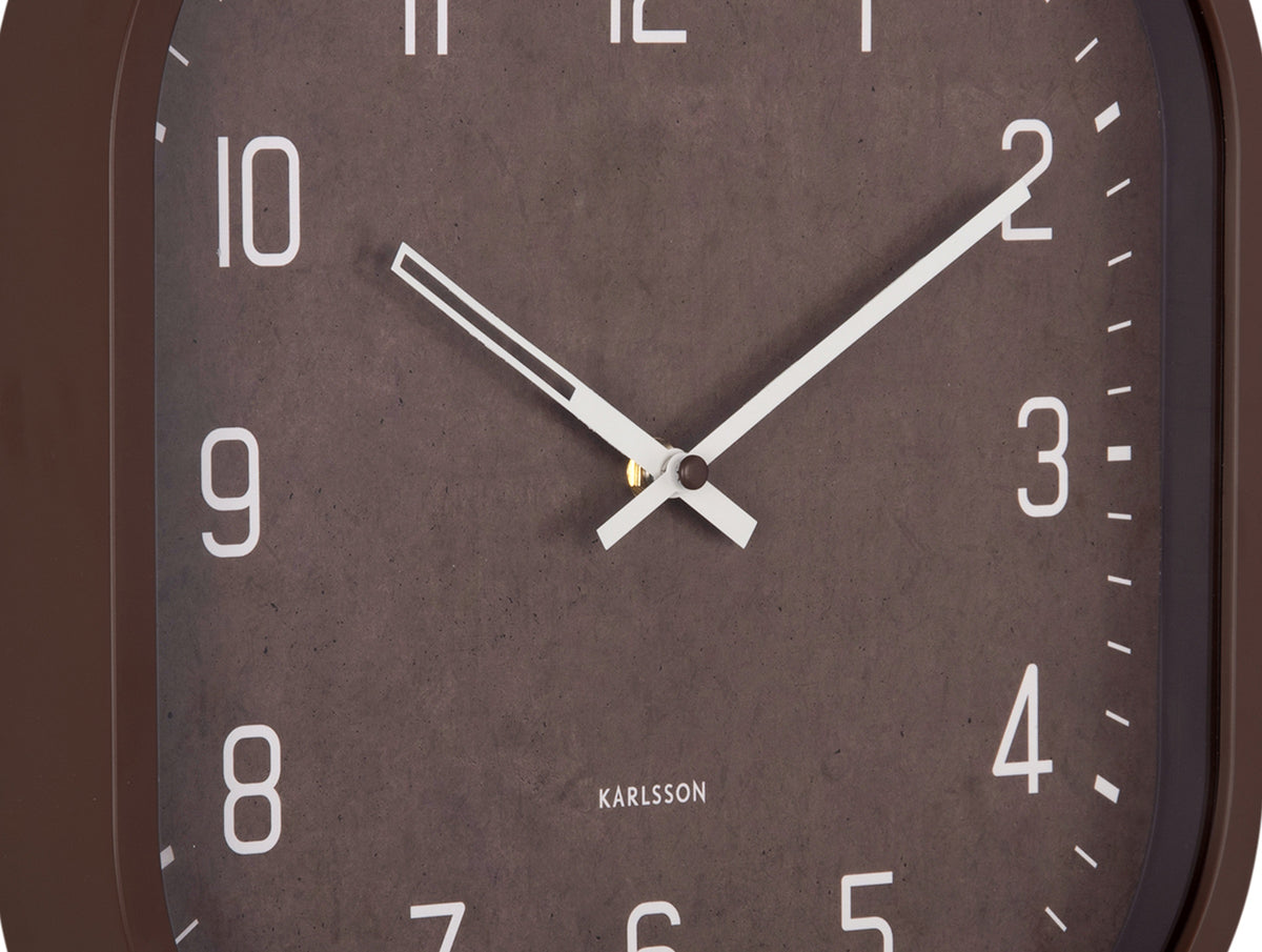 Karlsson wandklok Elemental Cuadrado, chocoladebruin, detail: gemeleerde wijzerplaat, witte wijzers, gouden middenpunt